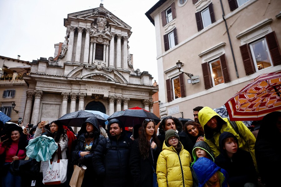 In attesa della riapertura della fontana di Trevi (REUTERS)