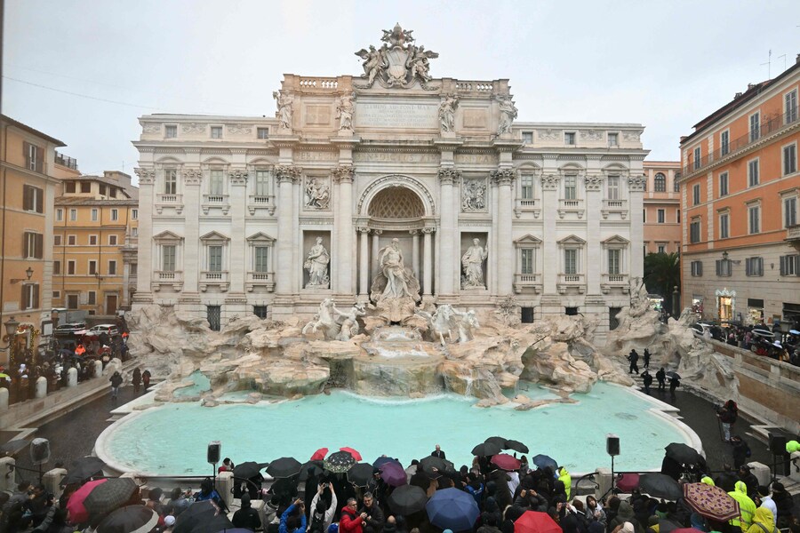 La riapertura della Fontana di Trevi (AFP)