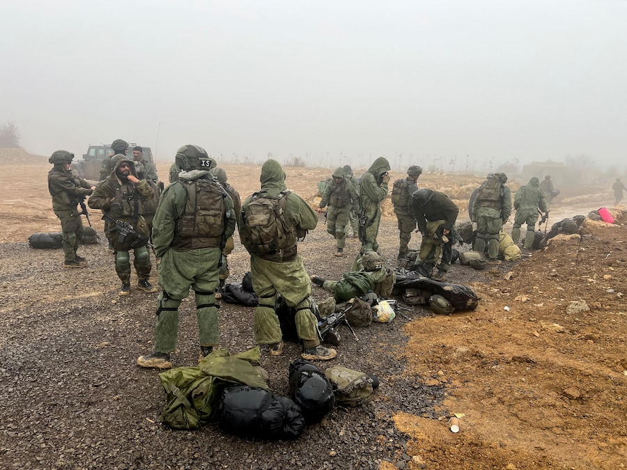 Soldati israeliani si preparano a entrare in Siria, dopo la cacciata di Bashar al-Assad. (REUTERS/Avi Ohayon)
