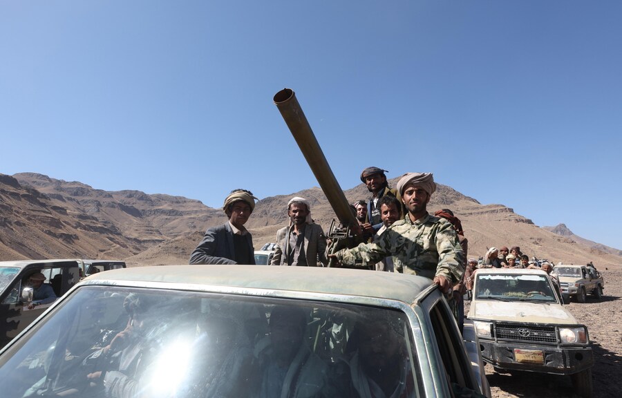 Tribù armate cavalcano veicoli durante un raduno anti-Usa e anti-israeliano. EPA/YAHYA ARHAB