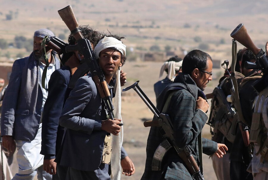 epa11792145 Armed tribesmen take part in an anti-USA and anti-Israel gathering mobilizing more Houthi fighters, on the outskirts of Sana'a, Yemen, 24 December 2024. Yemen's Houthis have been recruiting more fighters as part of a mobilization campaign amid high tensions with the United States and Israel. The Houthis have vowed to keep up missile and drone attacks on Israel and shipping lanes in the seas around Yemen, with the aim of ending the Israeli bombardment of the Gaza Strip, and in response to US-Israel led retaliatory strikes on Yemen, Houthis' military spokesman Yahya Sarea said in a statement. EPA/YAHYA ARHAB (EPA)
