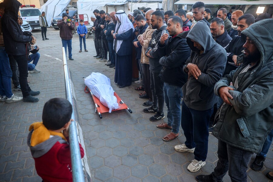 I fedeli portano il corpo di una persona cara uccisa nella guerra in corso tra Israele e il gruppo militante palestinese Hamas. (Eyad BABA / AFP)