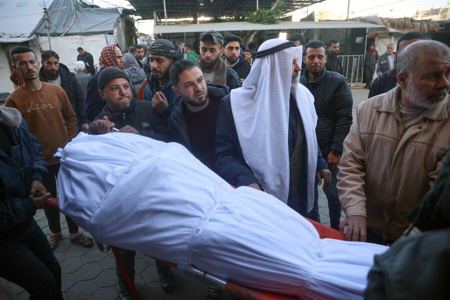 I fedeli portano il corpo di una persona cara uccisa nella guerra in corso tra Israele e il gruppo militante palestinese Hamas. (Eyad BABA / AFP)