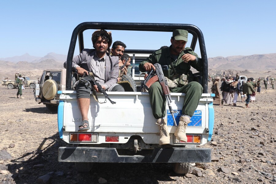Soldati Houthi guidano un veicolo mentre sono di pattuglia durante un raduno anti-Usa e anti-israeliano che mobilita altri combattenti Houthi. EPA/YAHYA ARHAB