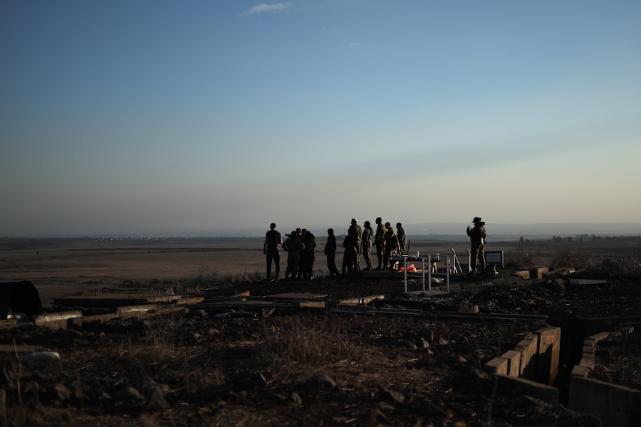 Soldati israeliani schierati a Tel A Saki,. EPA/ATEF SAFADI