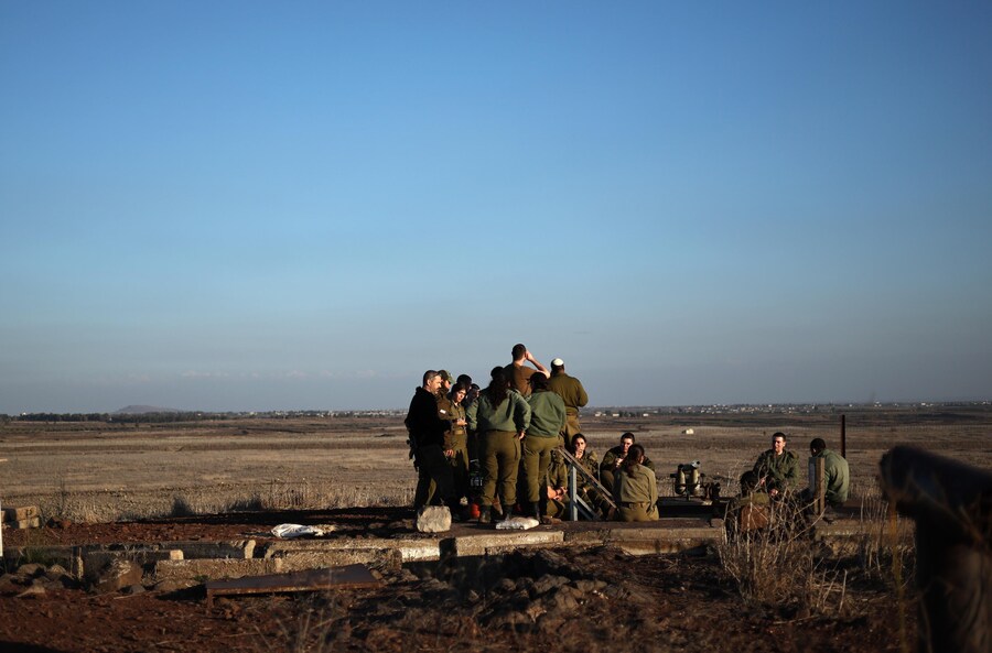 Soldati israeliani schierati a Tel A Saki. EPA/ATEF SAFADI (EPA)