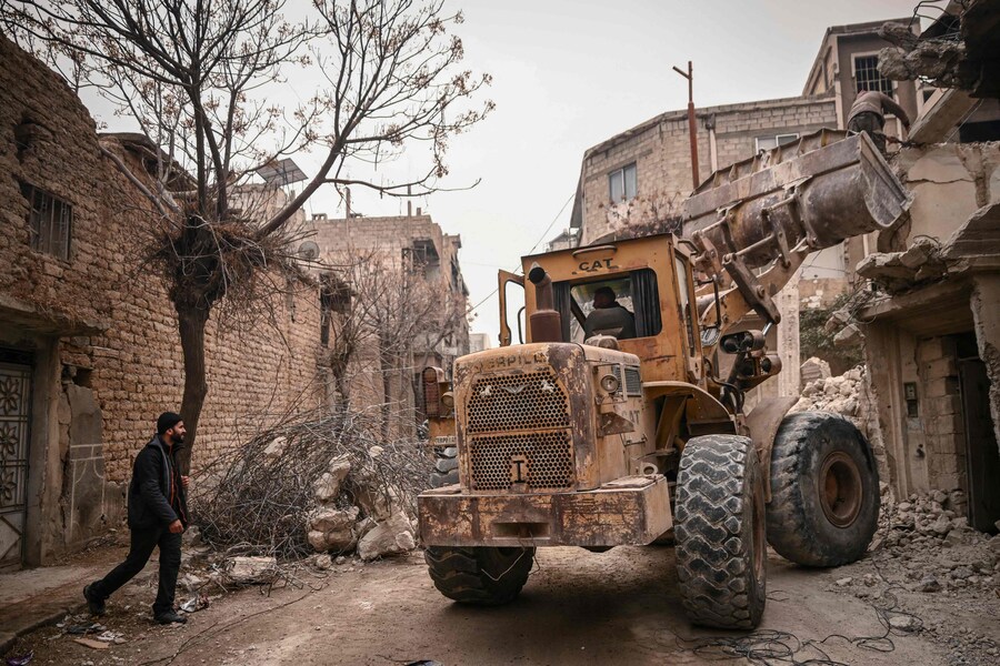 Il fotografo siriano dell’AFP Sameer al-Doumy cammina nel suo vecchio quartiere nella città di Douma, vicino a Damasco. (Aris MESSINIS / AFP)