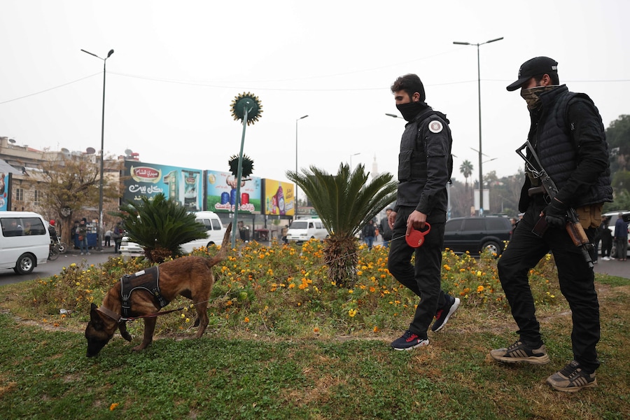 Le forze di sicurezza siriane, sotto la guida del governo di transizione, ispezionano una rotatoria nella capitale Damasco. (OMAR HAJ KADOUR / AFP)