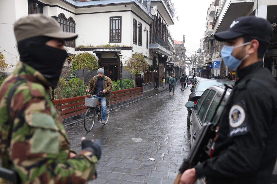Le forze di sicurezza siriane, sotto la guida del governo di transizione, fanno la guardia in una strada della capitale Damasco. (OMAR HAJ KADOUR / AFP)