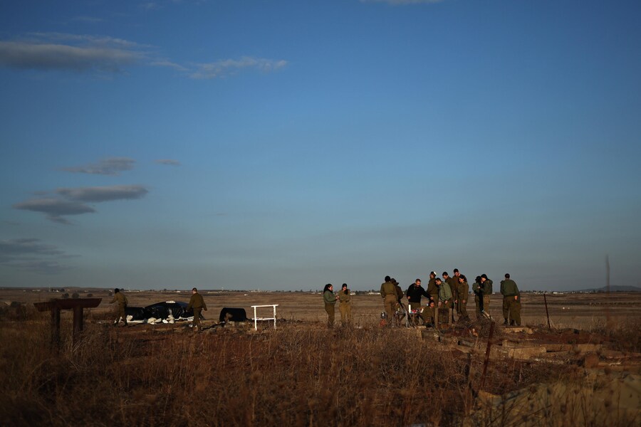 Soldati israeliani schierati a Tel A Saki. EPA/ATEF SAFADI (EPA)