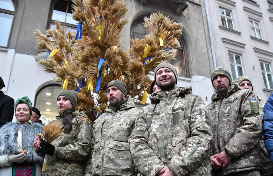 Militari ucraini assistono a una parata natalizia nel centro di Leopoli. EPA/MYKOLA TYS