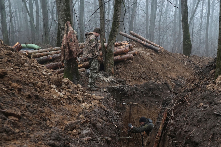 Ukrainian servicemen build a trench as part of a system of new fortifications, amid Russia's attack on Ukraine, in Kharkiv region, Ukraine December 22, 2024. REUTERS/Vyacheslav Madiyevskyy (REUTERS)