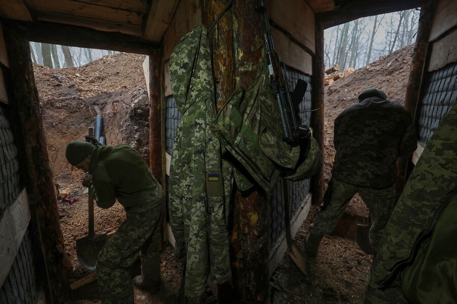 Militari ucraini costruiscono una trincea come parte di un sistema di nuove fortificazioni. REUTERS/Vyacheslav Madiyevskyy
