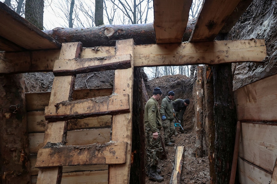 Militari ucraini costruiscono una trincea come parte di un sistema di nuove fortificazioni. REUTERS/Vyacheslav Madiyevskyy