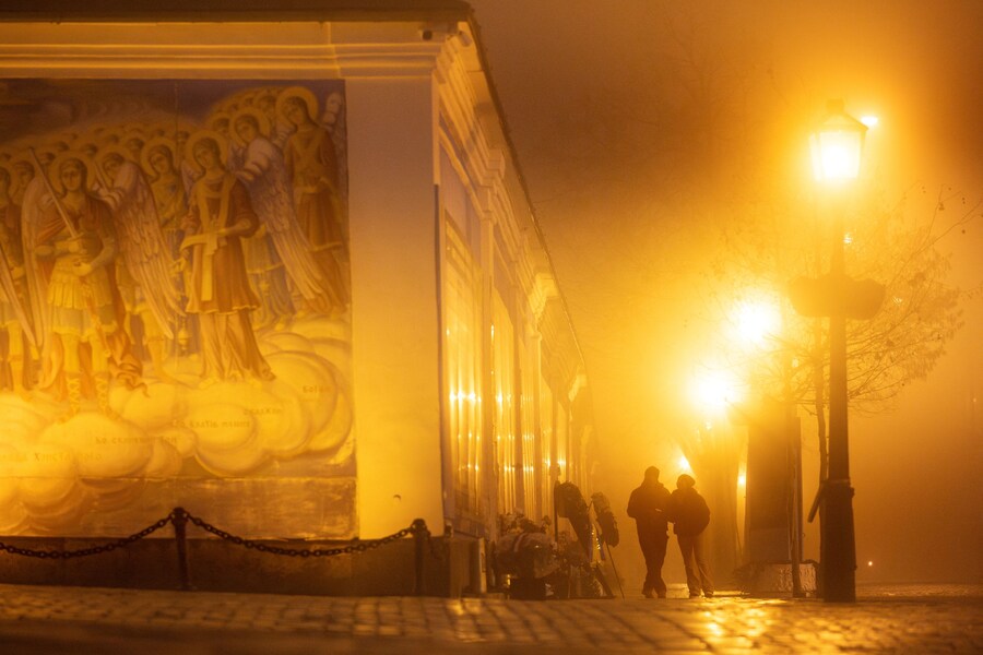 La gente arriva per la funzione della vigilia di Natale al Monastero di San Michele dalle cupole d’oro. REUTERS/Thomas Peter