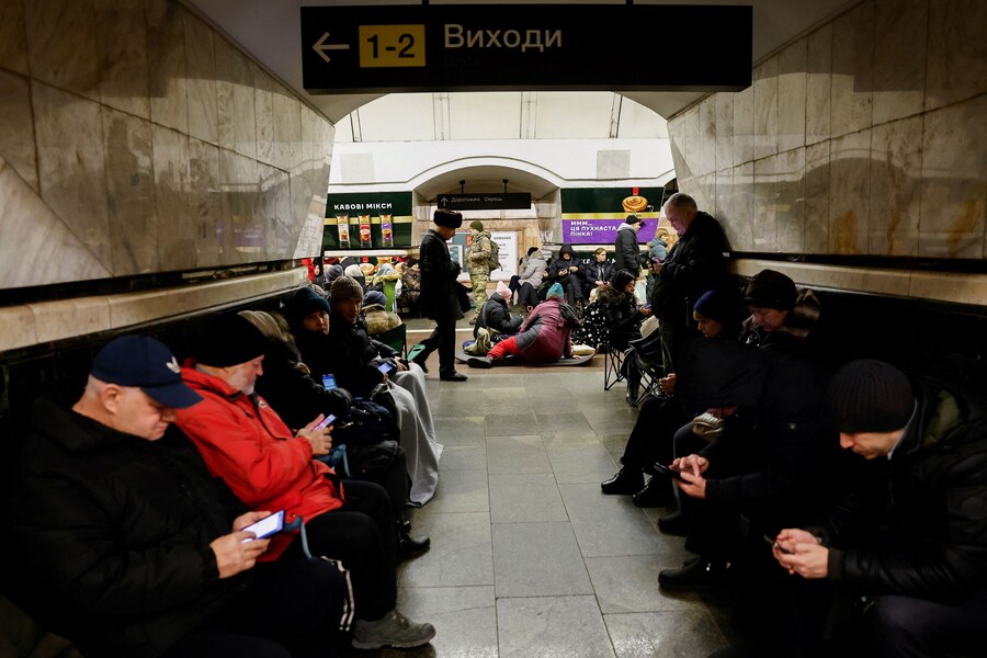 Le persone si rifugiano in una stazione della metropolitana durante un allarme aereo. REUTERS/Thomas Peter