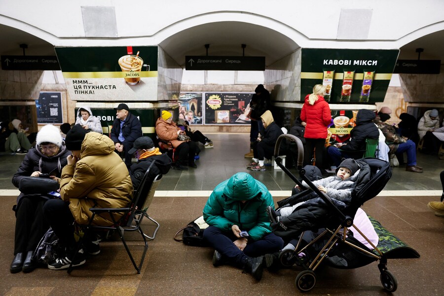 Le persone si rifugiano in una stazione della metropolitana durante un allarme aereo, in seguito all’attacco russo all’Ucraina. REUTERS/Thomas Peter