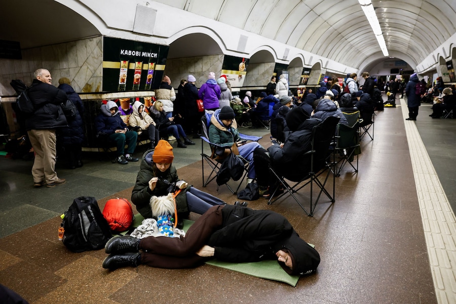 Le persone si rifugiano in una stazione della metropolitana durante un allarme aereo. REUTERS/Thomas Peter