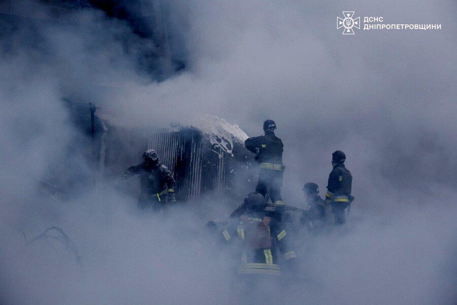 Vigili del fuoco al lavoro sul luogo di un attacco missilistico russo.REUTERS