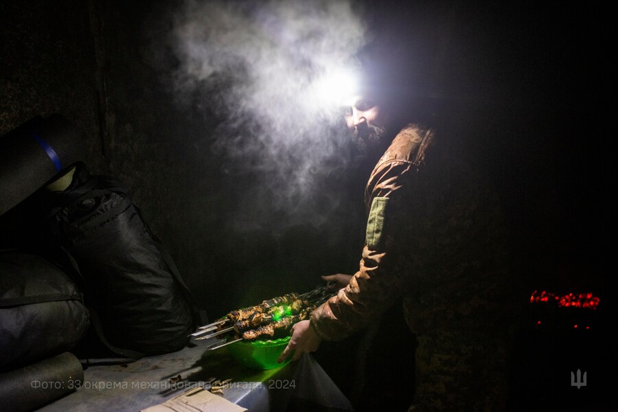 Un’immagine di repertorio resa disponibile dal servizio stampa della 33esima Brigata Meccanizzata Separata mostra i militari della 33esima Brigata Meccanizzata Separata mentre preparano una cena di festa alla vigilia di Natale nei pressi del fronte nella regione di Dnipropetrovsk EPA