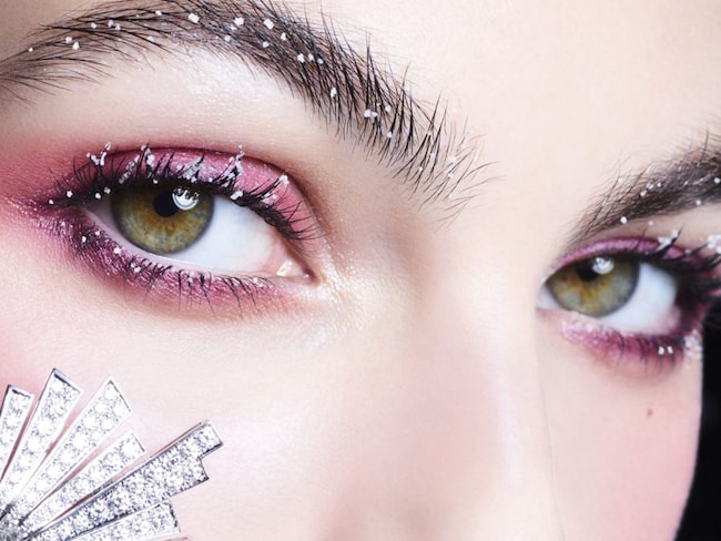 Bagliori dorati e tocchi di rosso per il make-up delle Feste