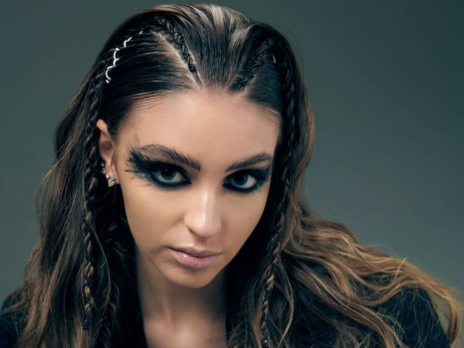 Tra glitter e chignon, le acconciature per Capodanno