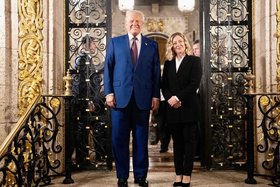 Questa foto distribuita dall’ufficio stampa di Palazzo Chigi il 5 gennaio 2025 mostra il Primo Ministro italiano Giorgia Meloni che parla con il Presidente eletto degli Stati Uniti Donald Trump al suo Mar-A-Lago Club il 4 gennaio 2025 a Palm Beach, Florida (Photo by Filippo ATTILI / Palazzo Chigi press office / AFP) (AFP)