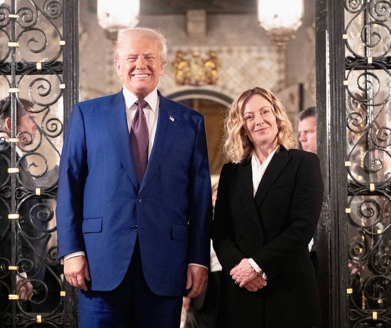 Il presidente eletto degli Stati Uniti Donald Trump incontra il primo ministro italiano Giorgia Meloni a Mar-a-Lago a Palm Beach, Florida, Stati Uniti. (Italian Government/Handout via REUTERS) (via REUTERS)