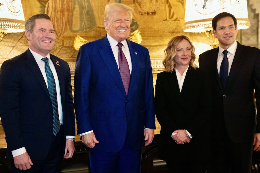 Il Primo Ministro italiano Giorgia Meloni incontra il Presidente eletto degli Stati Uniti Donald Trump, accompagnato dal Senatore degli Stati Uniti Marco Rubio e dal Rappresentante degli Stati Uniti Michael Waltz a Mar-a-Lago a Palm Beach, Florida, Stati Uniti. (Italian Government/Handout via REUTERS) (via REUTERS)