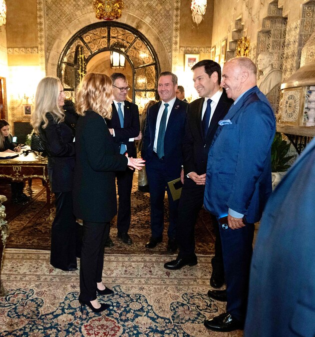 Questa foto diffusa dall’ufficio stampa di Palazzo Chigi il 5 gennaio 2025 mostra il Primo Ministro italiano Giorgia Meloni (seconda a sinistra) mentre parla con il senatore Marco Rubio (secondo a destra) accanto al consigliere per la sicurezza nazionale entrante degli Stati Uniti Mike Waltz (al centro) presso il Mar-A-Lago Club del presidente eletto degli Stati Uniti Donald Trump, il 4 gennaio 2025 a Palm Beach, Florida. (Photo by Filippo ATTILI / Palazzo Chigi press office / AFP) (AFP)