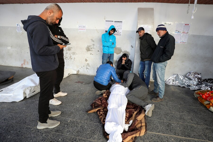 I fedeli recitano le preghiere funebri accanto ai corpi dei palestinesi uccisi da un attacco israeliano, nel corso del conflitto in corso tra Israele e Hamas, presso l’ospedale Al-Aqsa Martyrs, a Deir Al-Balah, nella Striscia di Gaza centrale. (REUTERS/Dawoud Abu Alkas)