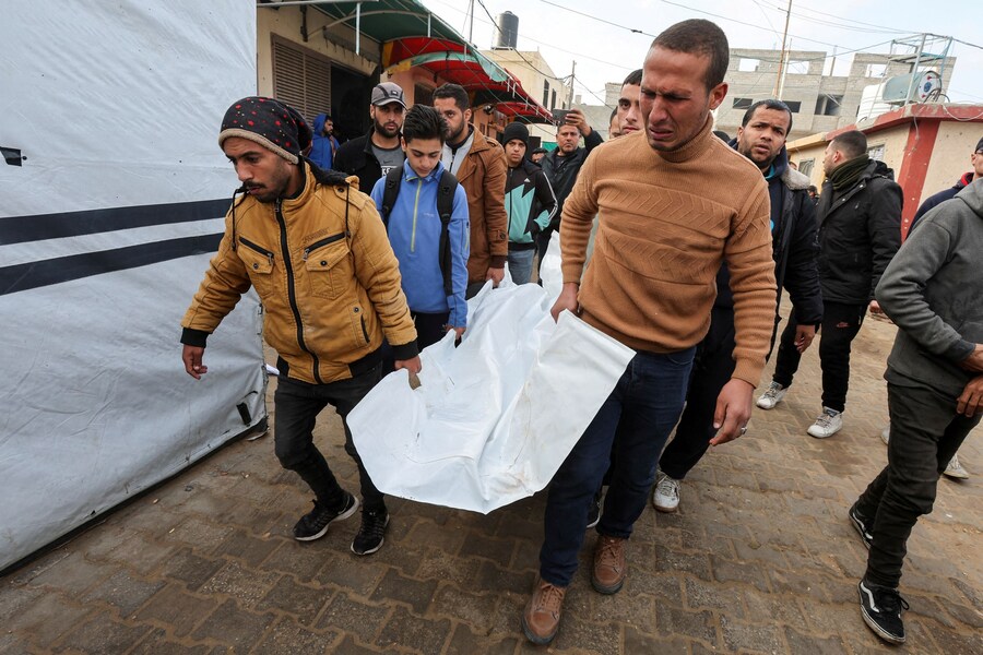 I fedeli portano il corpo di un palestinese ucciso da un attacco israeliano, nel corso del conflitto in corso tra Israele e Hamas, all’ospedale Al-Aqsa Martyrs, a Deir Al-Balah, nella Striscia di Gaza centrale. (REUTERS/Ramadan Abed)