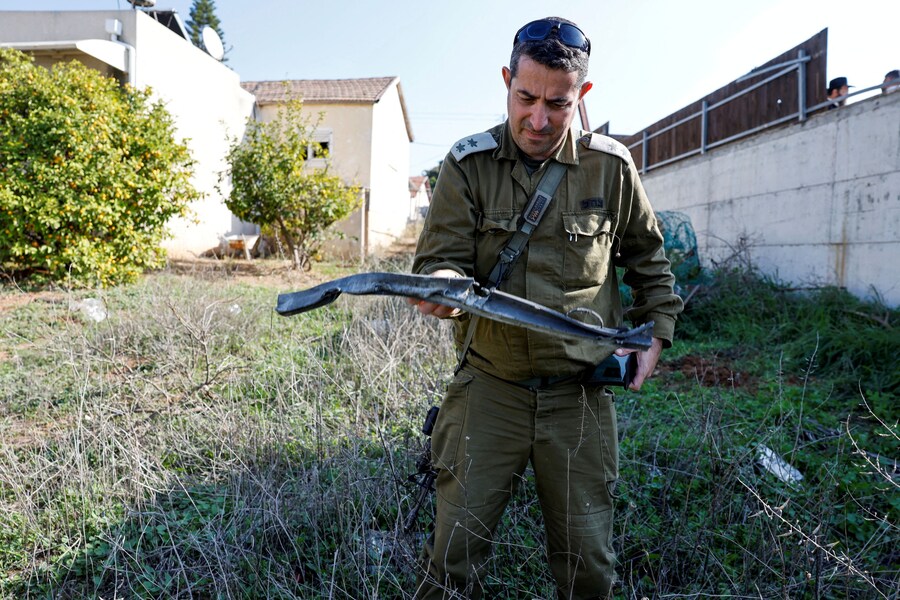 Un soldato israeliano tiene in mano una scheggia dopo il lancio di un razzo da Gaza verso Israele. (REUTERS/Amir Cohen)