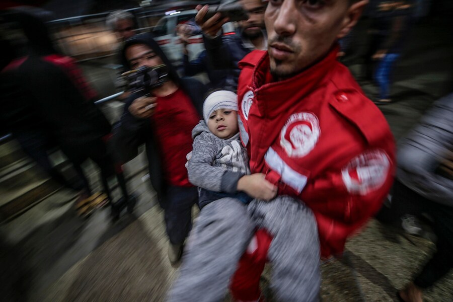 Un ragazzo palestinese ferito viene trasportato all’ospedale Al Aqsa dopo un attacco aereo israeliano al campo profughi di Al Bureije a Deir Al Balah, nella Striscia di Gaza centrale. (EPA/Mohammed Saber)
