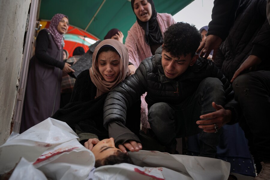 I parenti di Mohammed Al Mabhouh, 15 anni, ucciso dai bombardamenti israeliani sulla Striscia di Gaza, piangono il suo corpo all’ospedale Al-Aqsa Martyrs di Deir al-Balah. (AP Photo/Abdel Kareem Hana)