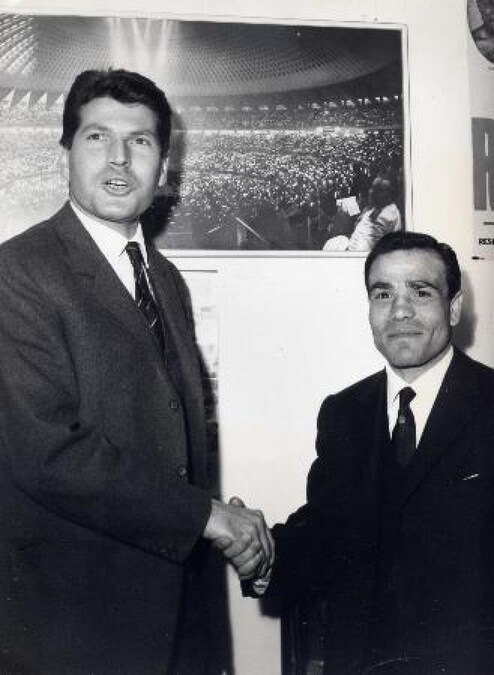 Rino Tommasi stringe la mano a Salvatore Burruni negli anni Settanta. (ANSA)