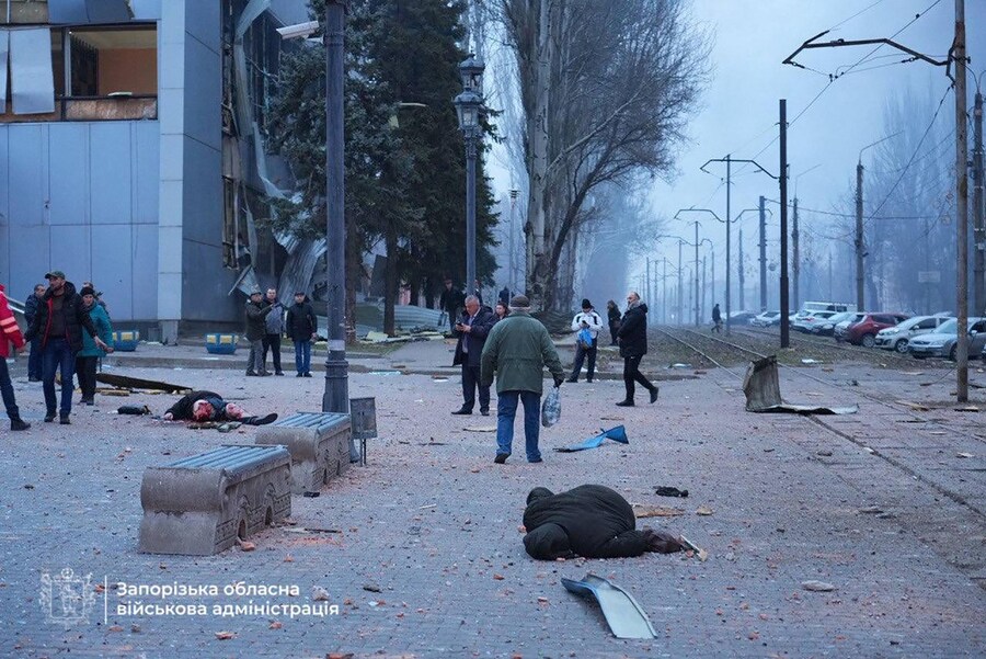 Le conseguenze di un attacco russo nella città di Zaporizhia. Tredici persone sono state uccise in un attacco aereo russo sulla città industriale di Zaporizhia nell’Ucraina centrale, ha affermato il governatore regionale. (Foto di Handout / Telegram / @ivan_fedorov_zp / AFP) (AFP)