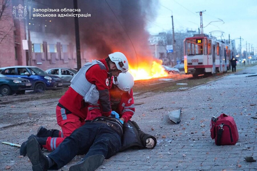 Paramedici che assistono una persona ferita sul luogo dell’attacco russo. (Foto AFP / Amministrazione militare regionale di Zaporizhia / Telegram / @ivan_fedorov_zp) (AFP)