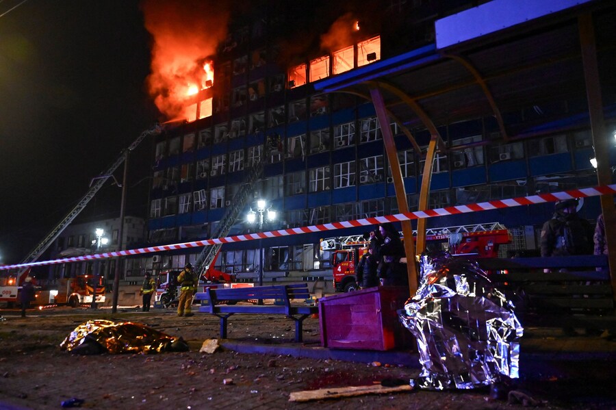 I corpi a una fermata dei mezzi pubblici di fronte a un edificio amministrativo danneggiato dagli attacchi aerei e missilistici russi, a Zaporizhia. (REUTERS/Stringer) (REUTERS)