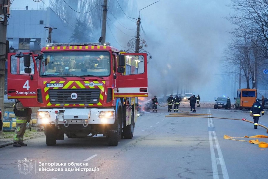 I vigili del fuoco sul luogo dell’attacco russo nella città di Zaporizhia. (Foto AFP / Amministrazione militare regionale di Zaporizhia / Telegram / @ivan_fedorov_zp) (AFP)