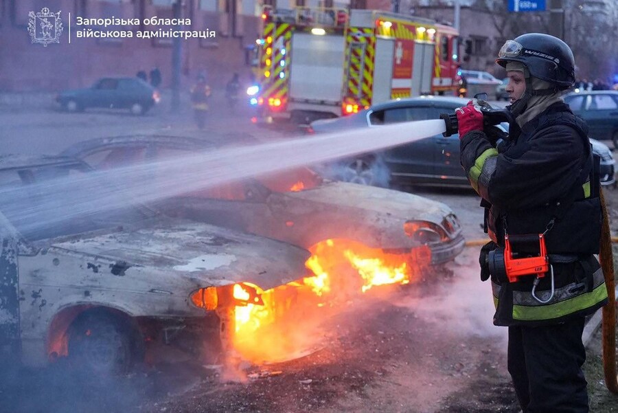 Un pompiere che spegne un’auto in fiamme. (Foto AFP / Amministrazione militare regionale di Zaporizhia / Telegram / @ivan_fedorov_zp) (AFP)