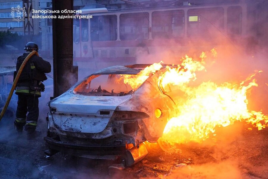 Un pompiere spegne un’auto in fiamme nel luogo di un attacco russo nella città di Zaporizhia, dove sono state uccise tredici persone. (Foto AFP / Amministrazione militare regionale di Zaporizhia / Telegram / @ivan_fedorov_zp) (AFP)
