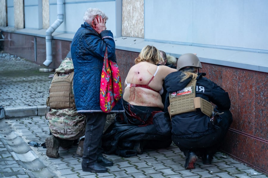 Medici che aiutano i feriti. (Foto AFP / Amministrazione militare regionale di Zaporizhia) (AFP)