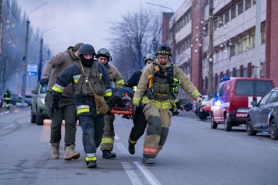 I soccorritori trasportano una persona ferita. (Foto AFP / Amministrazione militare regionale di Zaporizhia) (AFP)