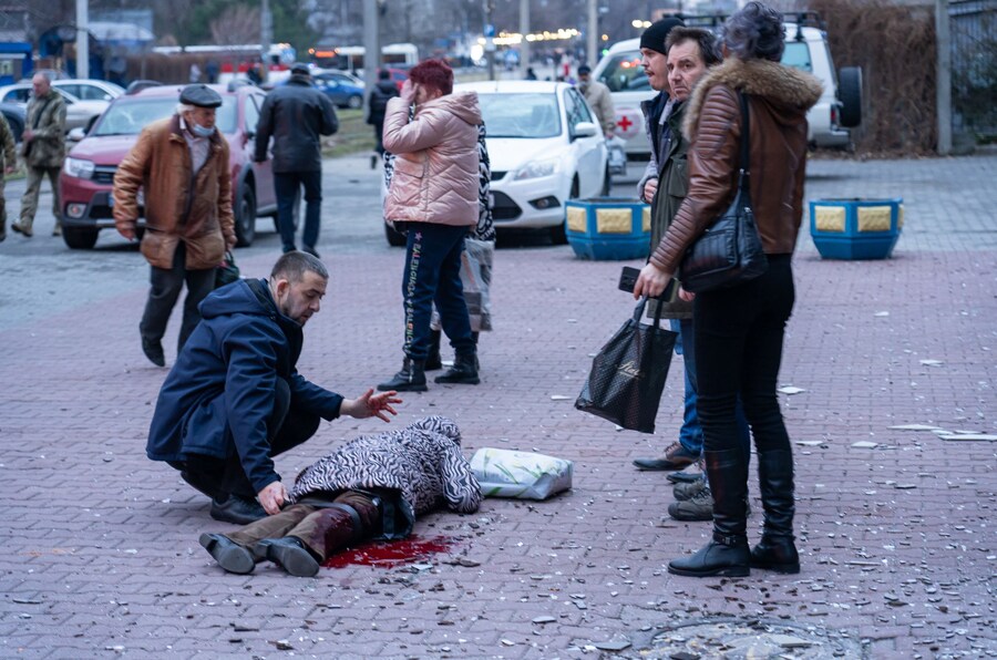 Un uomo che aiuta una persona ferita. (Foto AFP / Amministrazione militare regionale di Zaporizhia) (AFP)