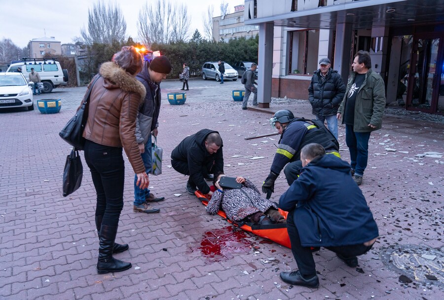 Alcuni civili aiutano il personale di emergenza a trasportare una persona ferita. (Foto AFP / Amministrazione militare regionale di Zaporizhia) (AFP)