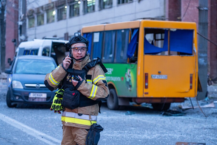 Un pompiere sul luogo dell’attacco aereo nella città di Zaporizhia. Tredici i morti. (Foto AFP / Amministrazione militare regionale di Zaporizhia) (AFP)