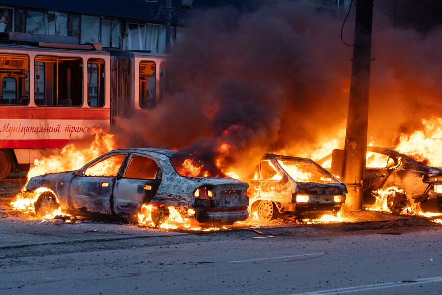 Auto in fiamme a seguito di un attacco russo alla città di Zaporizhia. (Foto AFP / Amministrazione militare regionale di Zaporizhia) (AFP)