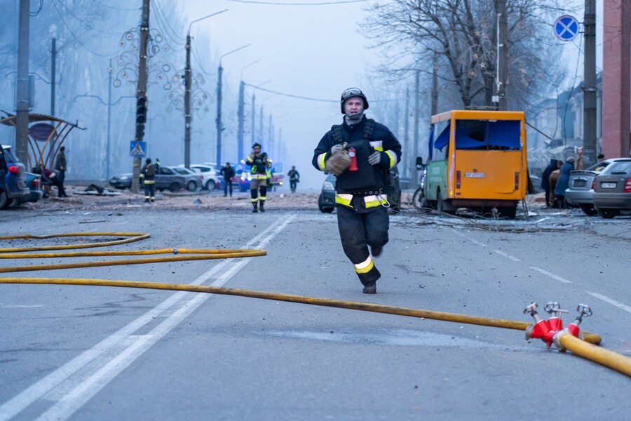 I vigili del fuoco sul luogo dell’attacco russo sulla città di Zaporizhia. (Foto AFP / Amministrazione militare regionale di Zaporizhia) (AFP)