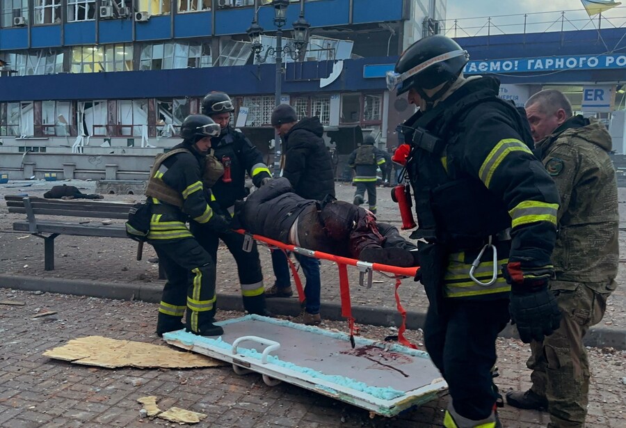 I soccorritori trasportano una persona ferita dopo un attacco aereo nella città di Zaporizhia. (Photo by Roksolana Vyshnevetska / AFP) (AFP)